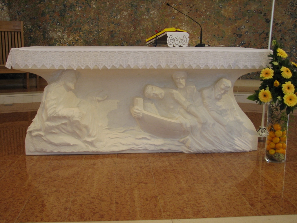 Oltar, prikaz Krista i apostola na Tiberijadskom jezeru, u Crkvi sv. Nikole biskupa u Metkoviću, vapnenac, 2009.